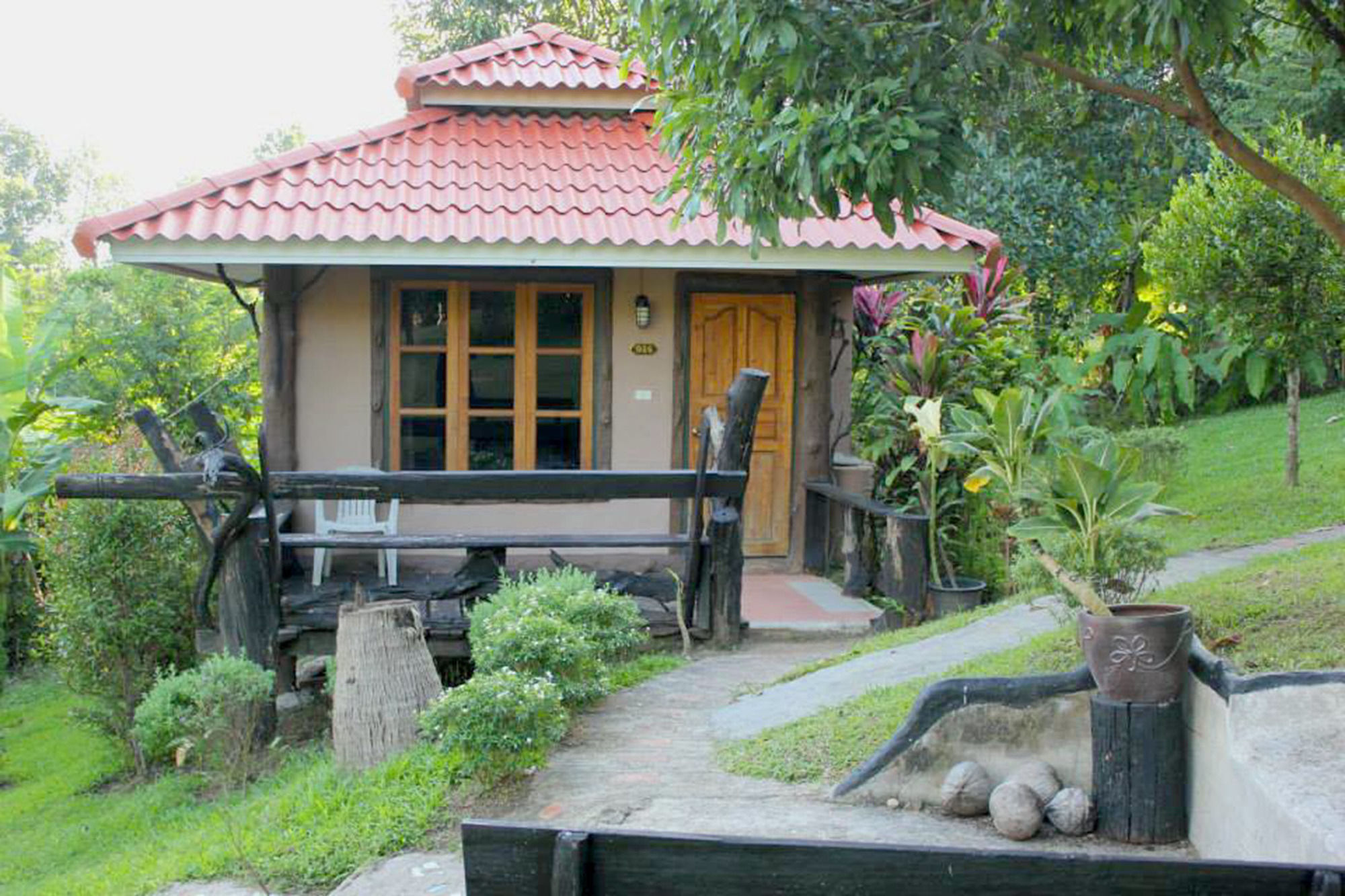 Baanphuthadol Hotel Mae Hong Son Exterior photo